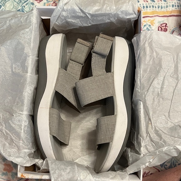 Clarks Cloud steppers Size 7M, color Sand, with Box - Picture 10 of 10